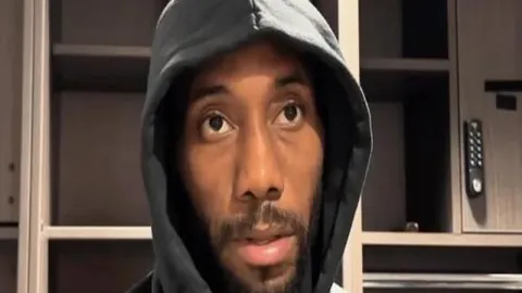 曼联球星艾拉与深水埗足球名宿明哥互致敬意，共谈传奇足球情谊